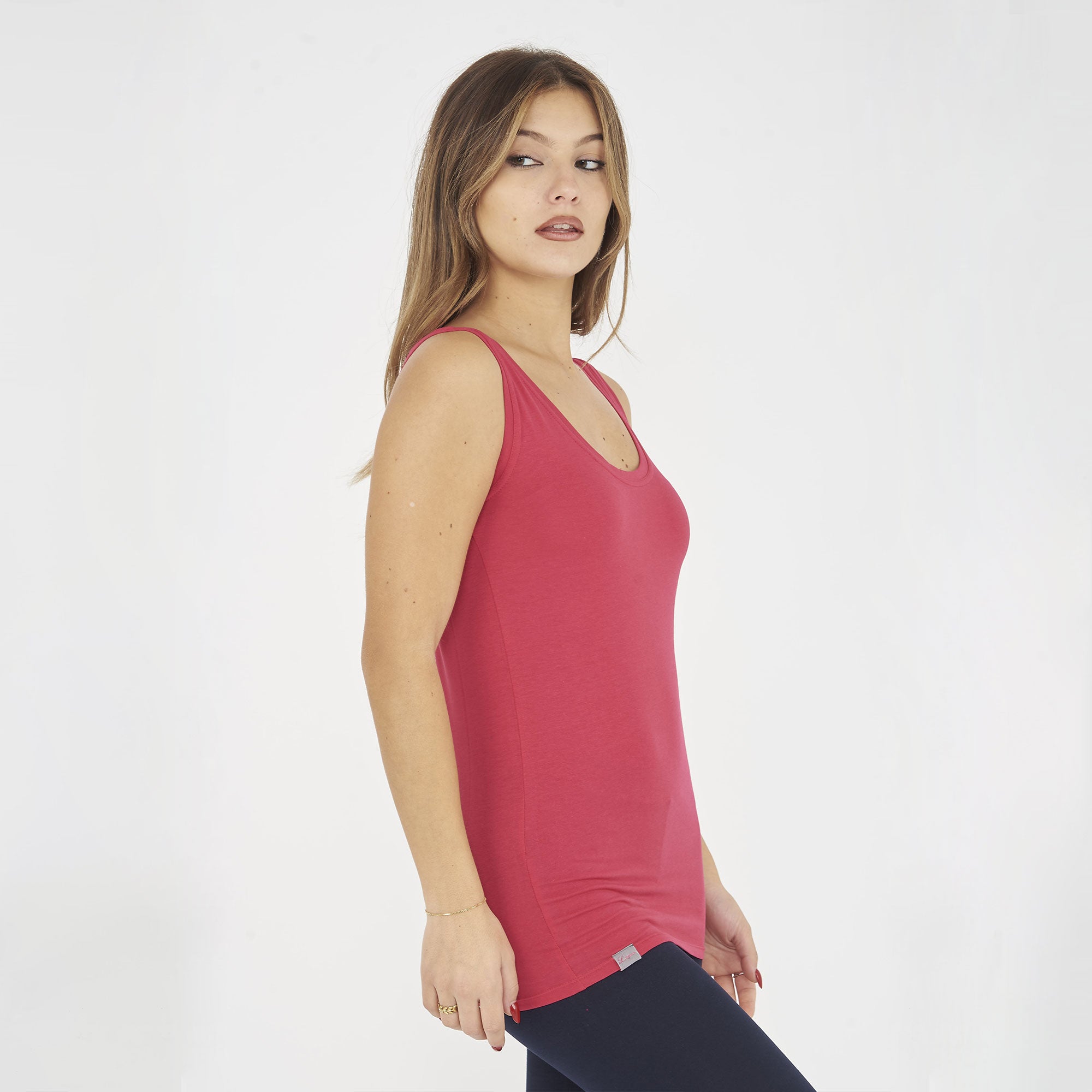 Camiseta sin mangas de algodón Raita con hombros anchos