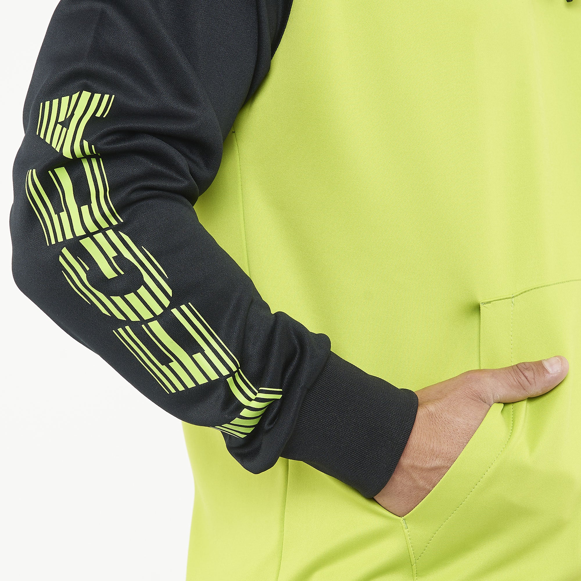 Chándal deportivo completo almacenado